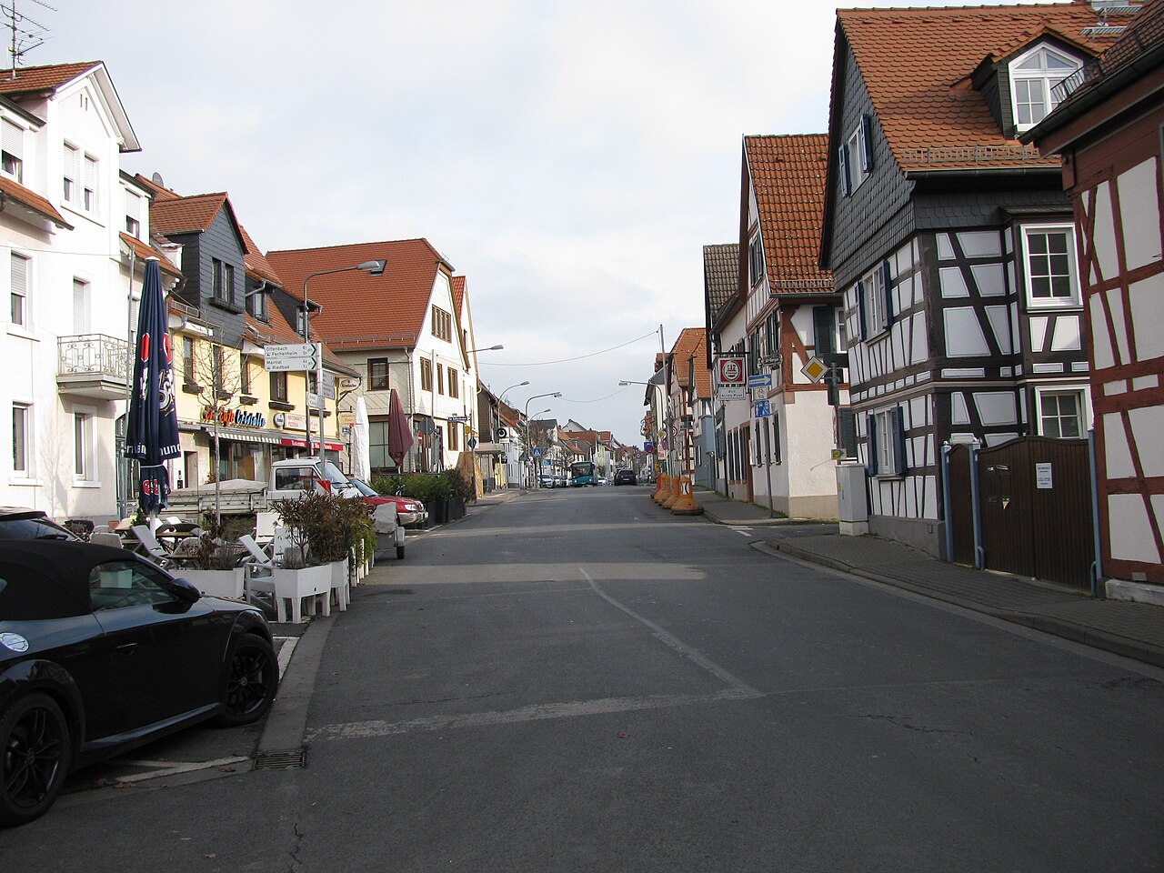 Marktstraße in Bergen-Enkheim mit lokalen Geschäften und Fachwerkhäusern